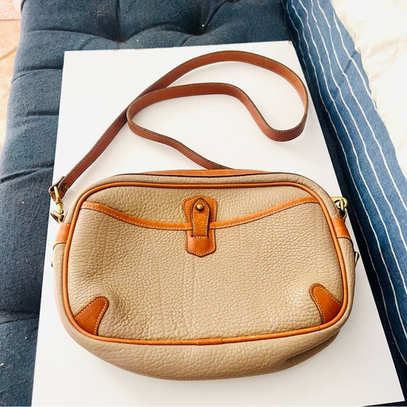 Excellent Condition Leather Beige and Camel Dooney & Bourke Crossbody Medium Sz - Picture 3 of 14
